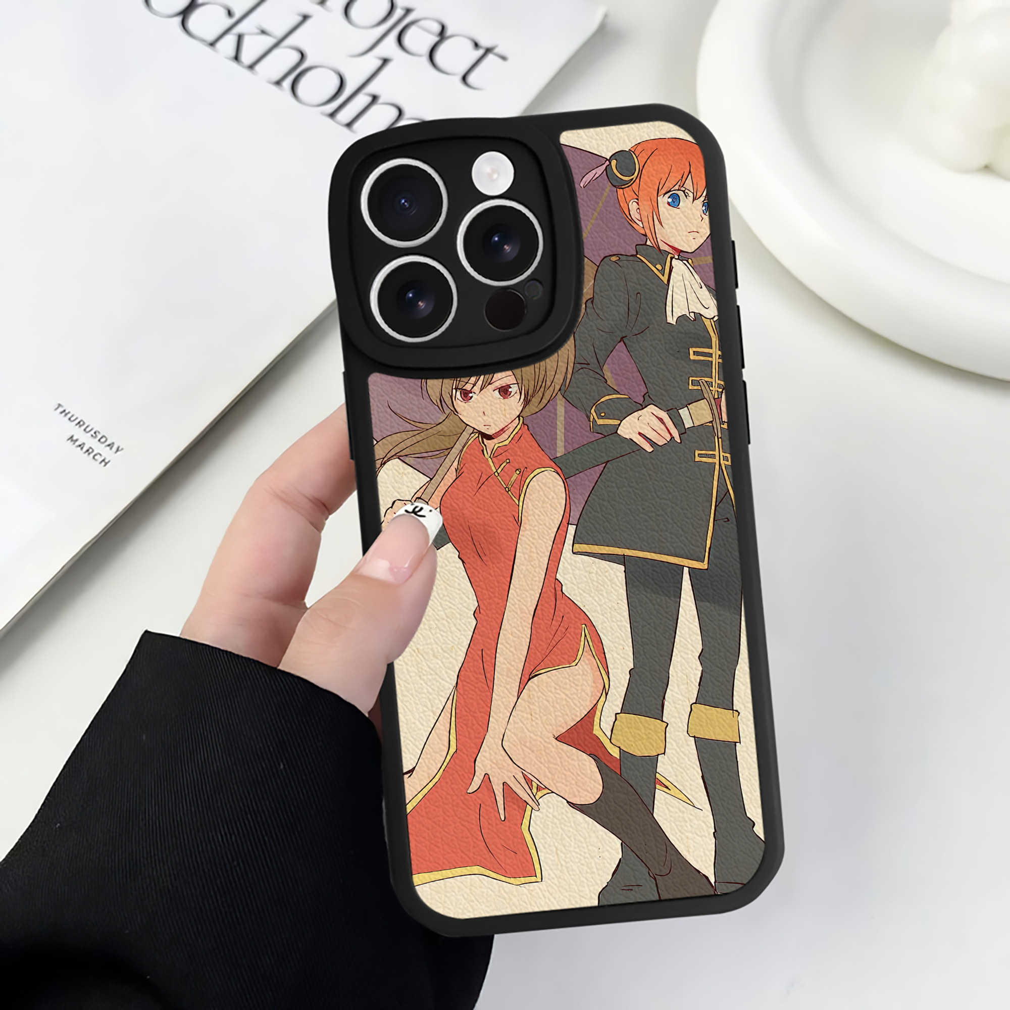 （画像用） ぎんたま 坂田銀時（さかたぎんとき） 神楽 志村新八（しむら しんぱち） GINTAMA Sakata Gintoki Kagura Shimura Shinpachi 【iPhone 16シリーズ対応】シリコンスマホケース（レザー調） 材質：シリコン